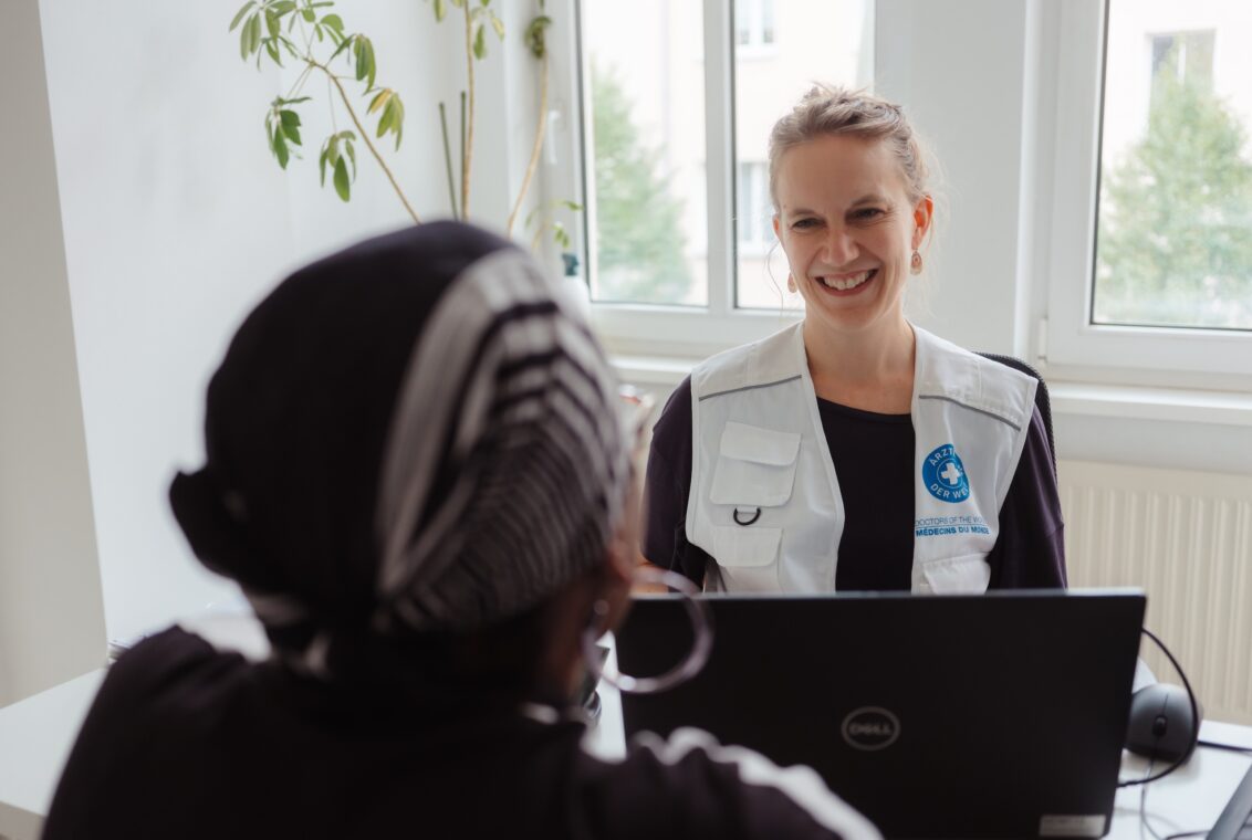 Foto: Max Avdeev Eine Mitarbeiterin von Ärzte der Welt im Gespräch mit einer Person ohne Krankenversicherung.