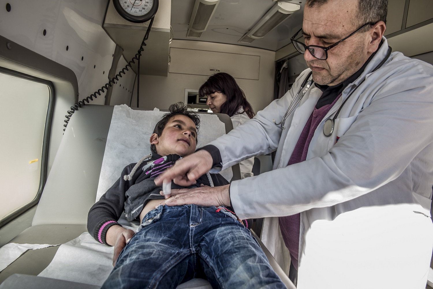 Libanon: Arzt untersucht ein Kind in mobiler Klinik in der Beeka-Ebene. © Olivier Papegnies