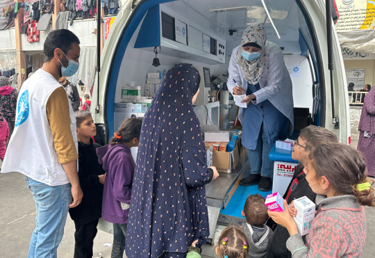Medikamentenausgabe aus einem Bus in Gaza.