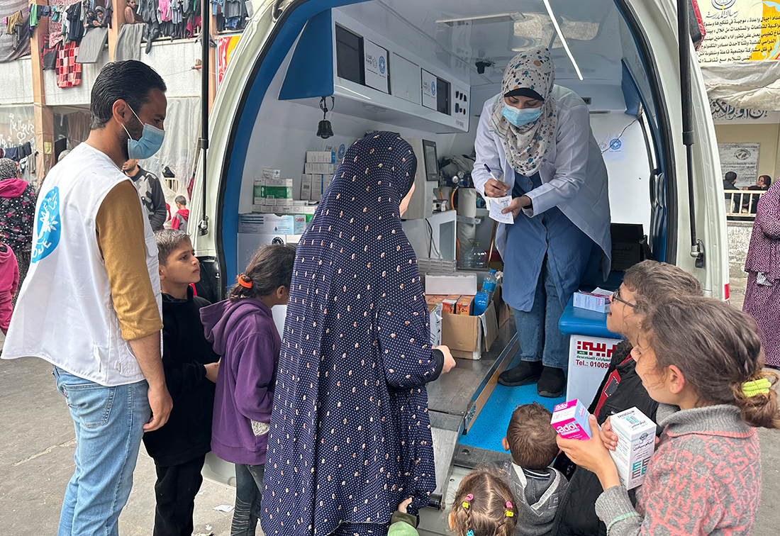 Medikamentenausgabe aus einem Bus in Gaza.
