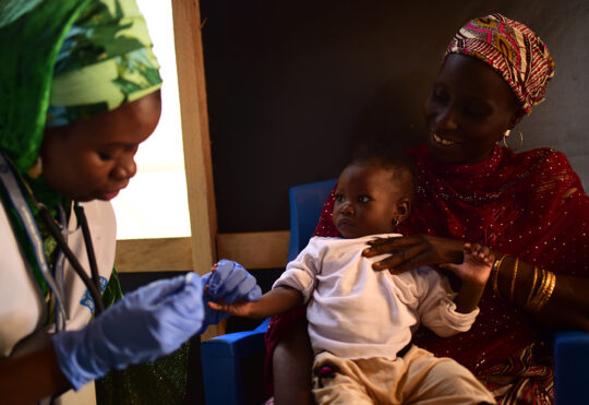 In unseren medizinischen Kliniken versorgen wir Patient*innen von Klein bis Groß. © Benedicte Kurzen