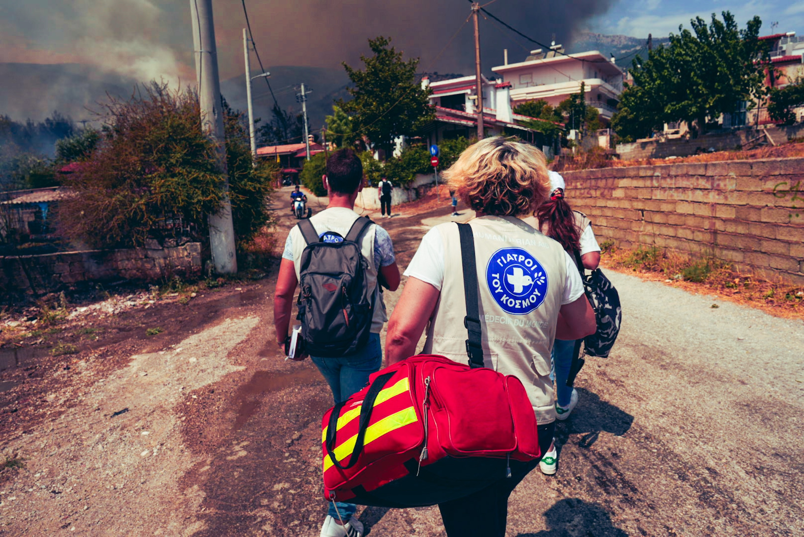 Griechenland: Nach einem großen Brand auf Korfu eilt ein Team von Ärzte der Welt mit Nothilfetaschen zu den Betroffenen.
