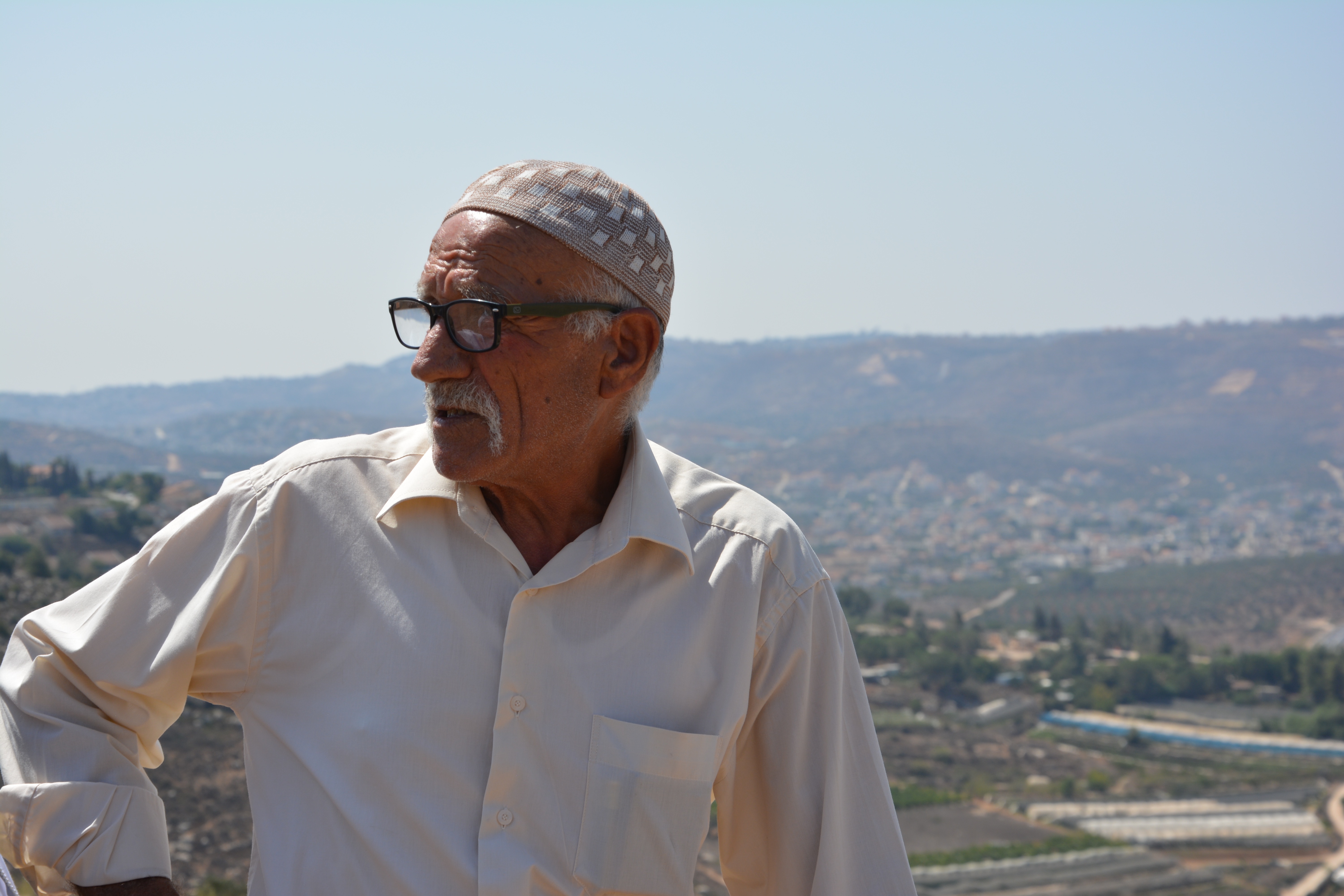 Ahmad Tafeh Abu Nijim vor seinem Land