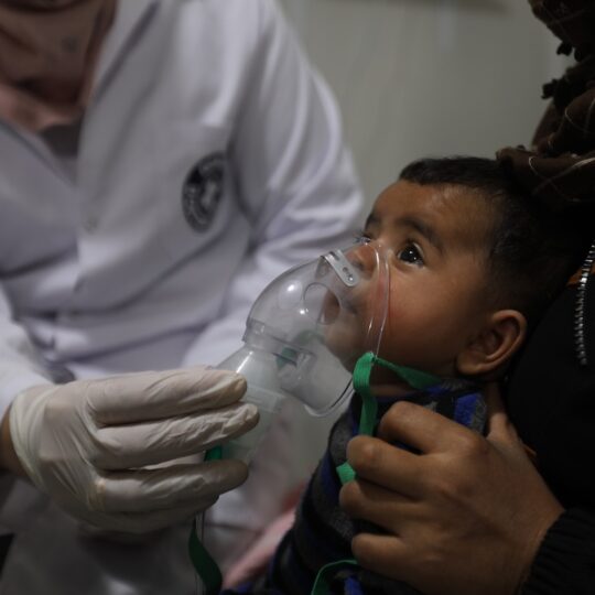 Syrien: Eine Helferin von Ärzte der Welt beatmet einen kleinen Jungen