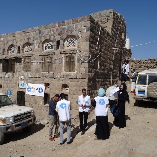 Eine Gruppe von Helfer*innen steht vor einer medizinischen Einrichtung im Jemen, die von Ärzte der Welt unterstützt wird.