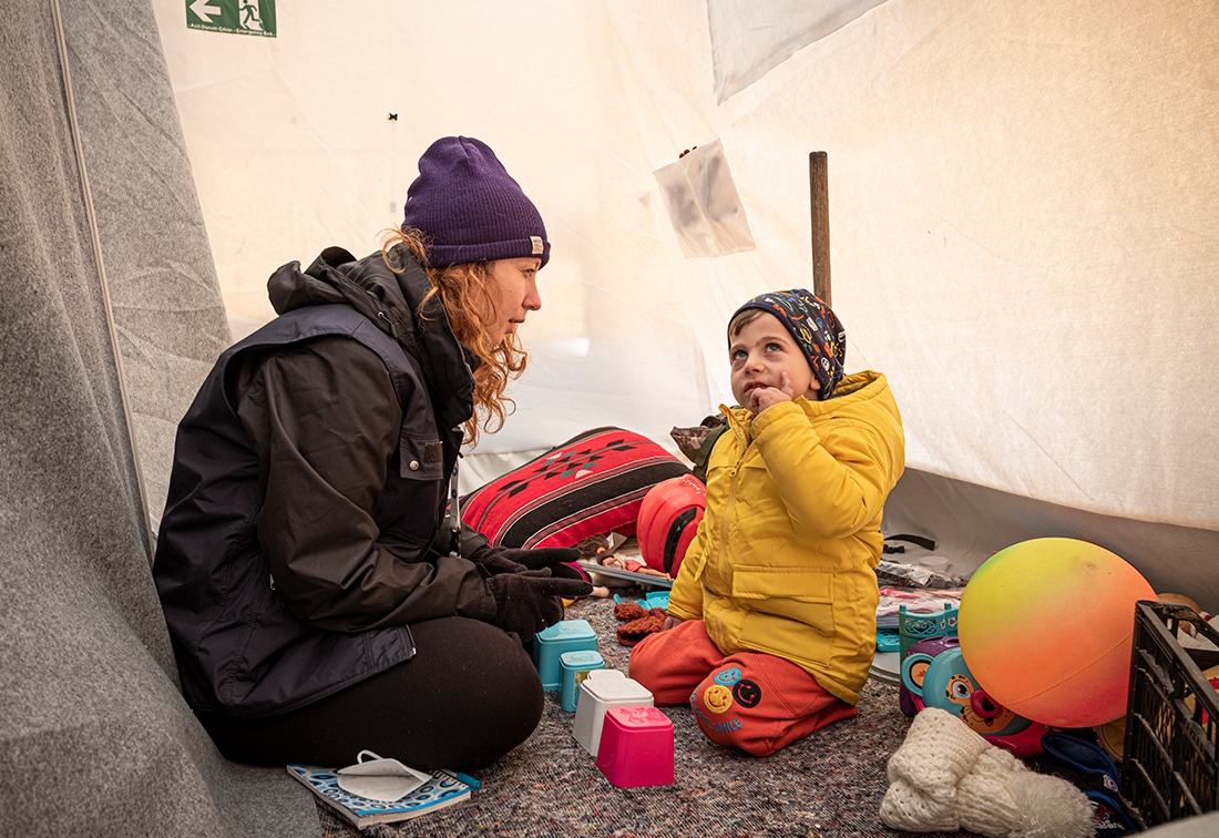 Türkei: Ein Kind und eine Frau in einem Zelt. Ärzte der Welt leistet medizinische Hilfe nach dem Erdbeben in der Türkei und Syrien. © Olivier Papegnies