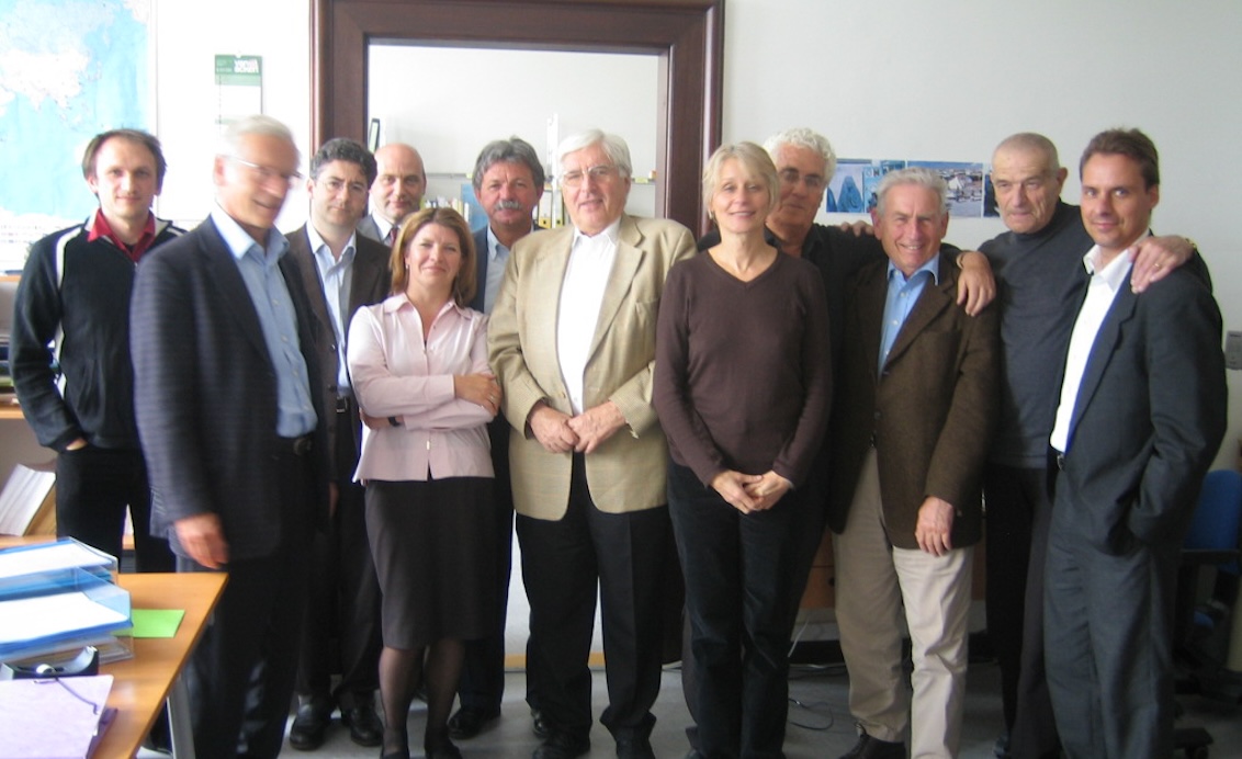 Gruppenfoto mit dem Vorstand und dem Team von Ärzte der Welt, aufgenommen in den ersten Jahren nach der Gründung des Vereins. 