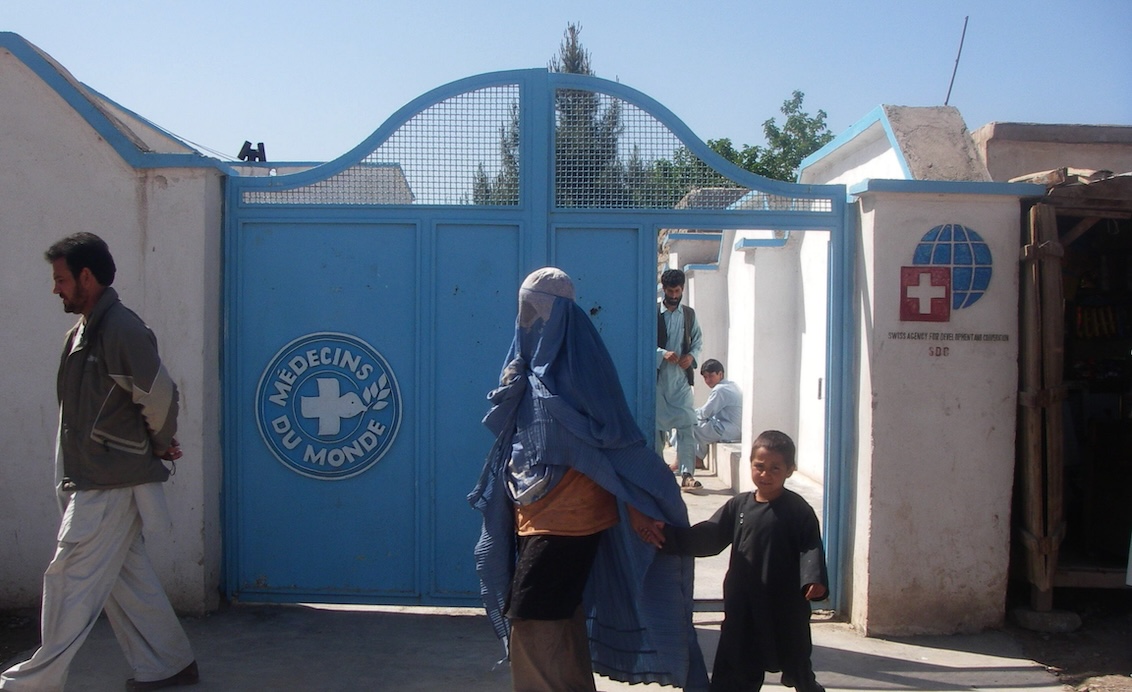 Ärzte der Welt Mitarbeitende nehmen medizinisches Material in Empfang. 