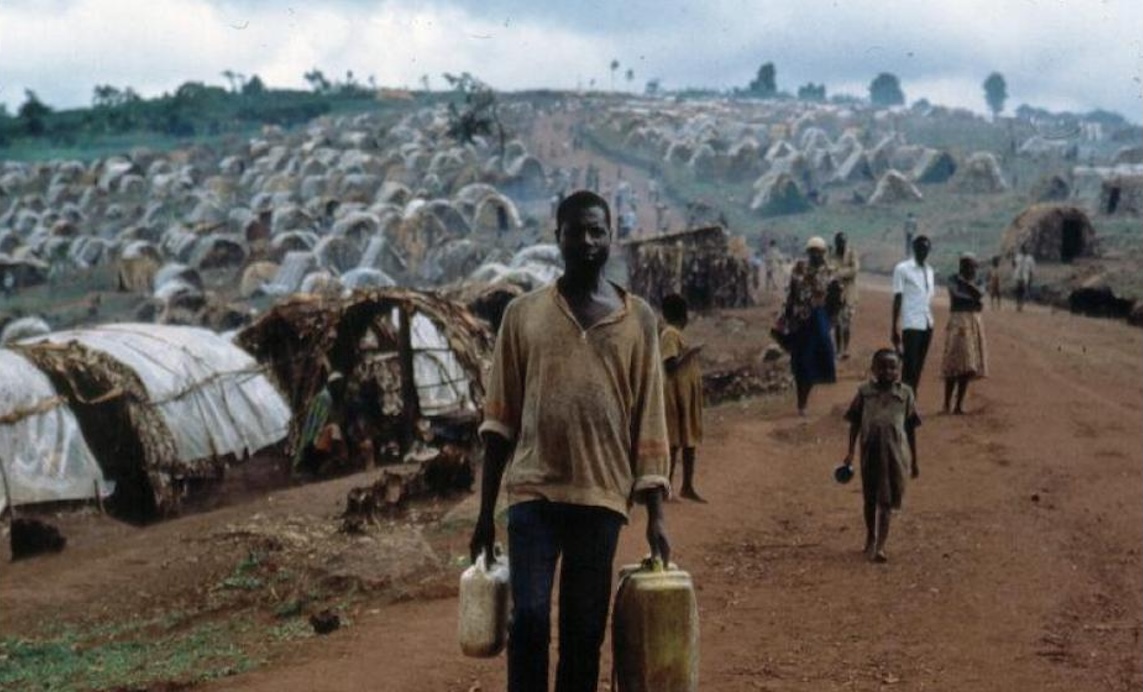 Während des Völkermords in Ruanda fliehen die Menschen vor der Gewalt. 