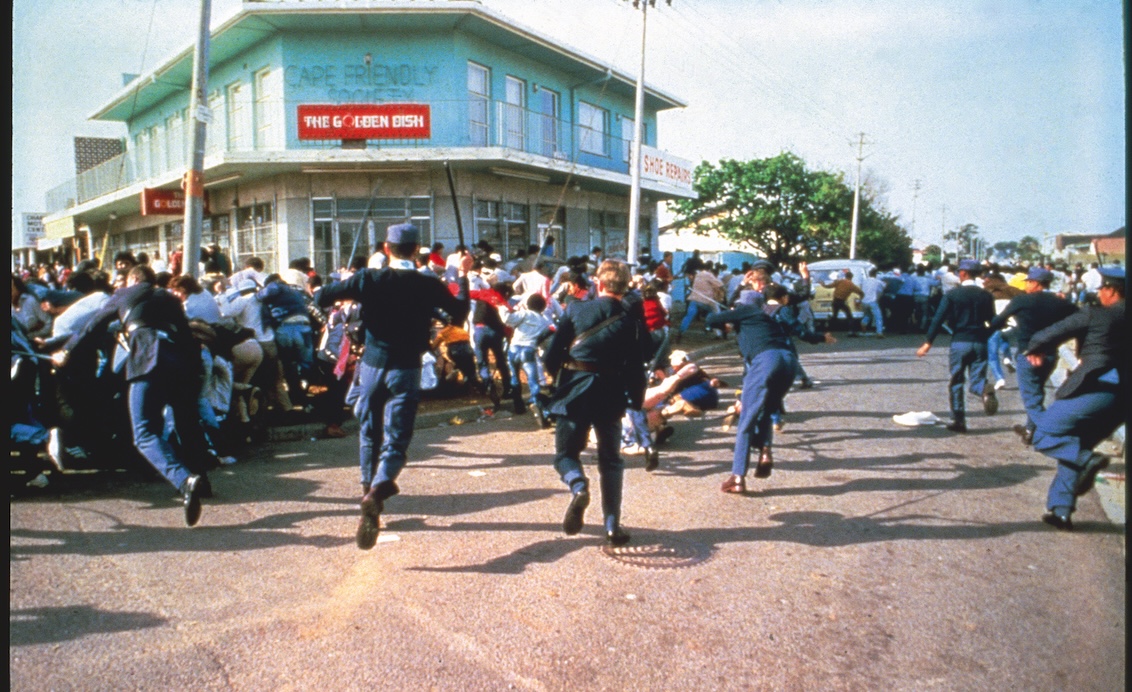 Eine Protestaktion wird 1986 von der Polizei des südafrikanischen Regimes brutal niedergeschlagen.