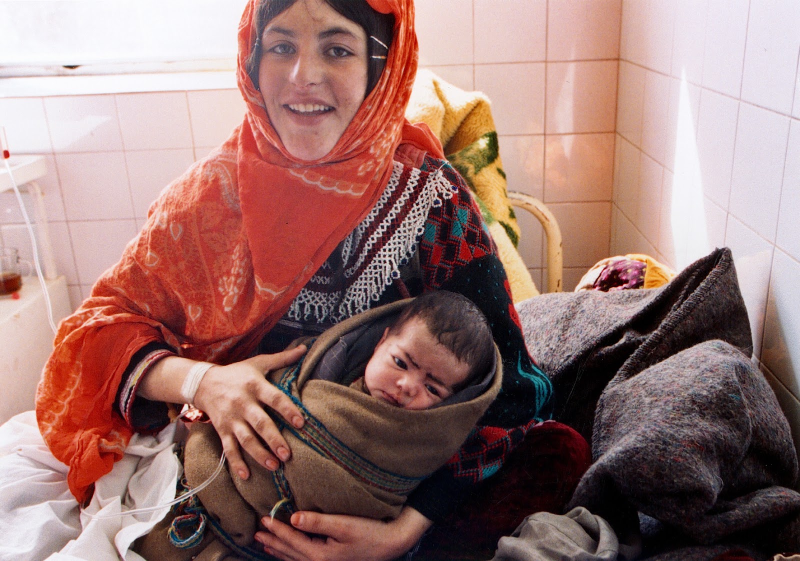 Afghanistan: Eine Mutter hält ihr Neugeborenes im Arm. © Matthieu Alexandre