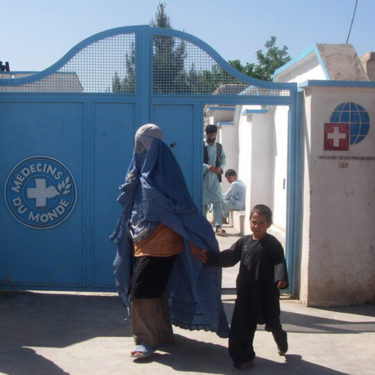 Afghanistan: Eine Mutter und ihr Kind vor einer medizinischen Einrichtung von Ärzte der Welt. © Ärzte der Welt