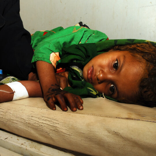 Jemen: Ein kleines Mädchen in medizinischer Behandlung. © Jean Baptiste-Lopez