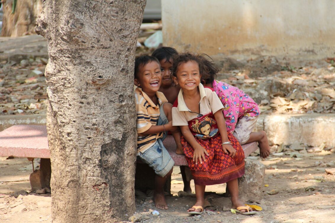 © Ärzte der Welt
Vier Kinder in Kambodscha sitzen auf einer Bank und lachen. Ärzte der Welt leistet weltweit Kinderhilfe. © Ärzte der Welt