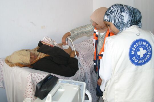 Gaza: Zwei Mitarbeiterinnen führen bei einer schwangeren Patientin eine Ultraschalluntersuchung durch. © Gilbert Poitiers