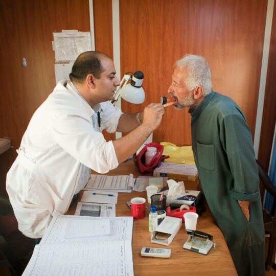 Ein Mann bei einer Untersuchung in einer von Ärzte der Welt unterstützen Einrichtung in Syrien. © Sasha Petryszyn