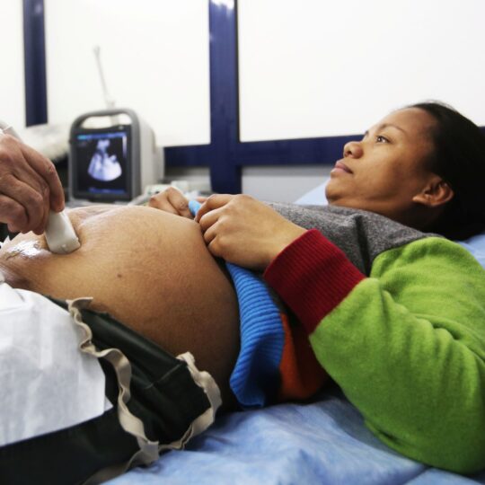 Griechenland: Eine schwangere Frau liegt auf einer Untersuchungsliege und bekommt einen Ultraschaschall. © Giorgos Moutafis
