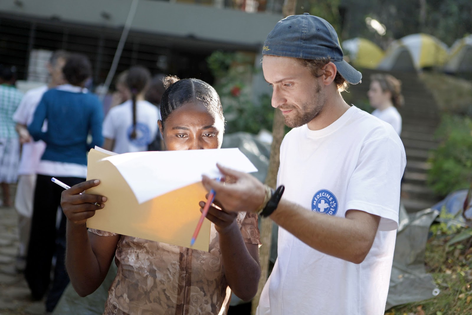 Haiti: Ein Mitarbeiter von Ärzte der Welt und eine haitianische Fachkraft blättern durch Unterlagen. © Lahcene Abib
