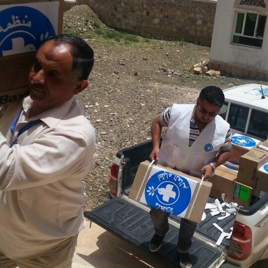 Zwei Männer laden medizinisches Material aus einem Auto aus. Ärzte der Welt unterstützt bei der Ausstattung von Gesundheitseinrichtungen im Jemen. © Ärzte der Welt