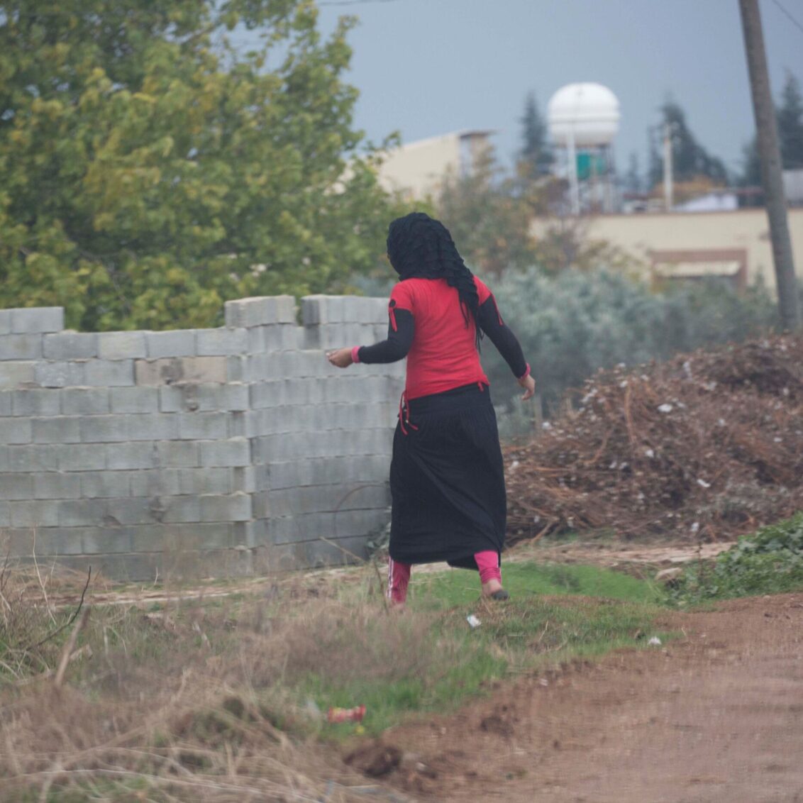 Türkei: Eine Frau wird von hinten fotografiert und geht. © Cano Rojas
