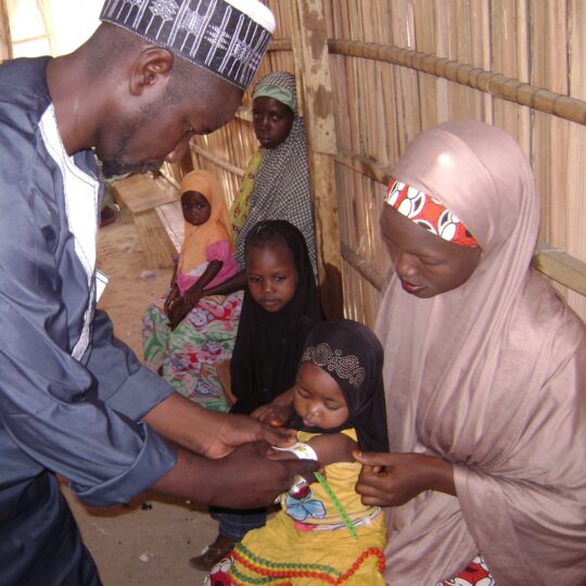 Nigeria: Ein Mitarbeiter von Ärzte der Welt misst den Oberarmumfang eines Kindes. © Ärzte der Welt