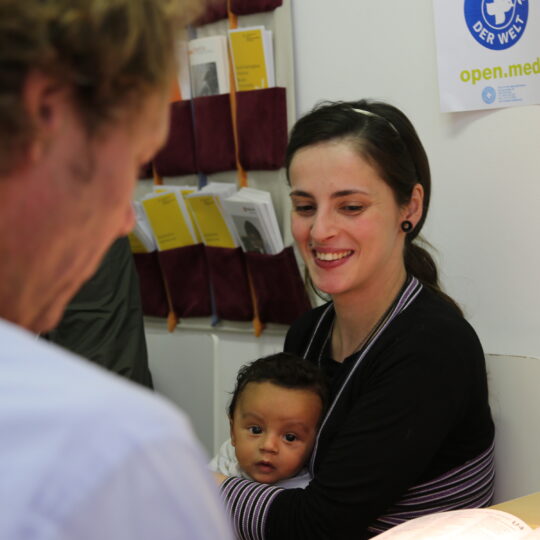 Eine Mutter und ihr Kind bei einer Sprechstunde in der open.med Praxis in München. © Mike Yousaf