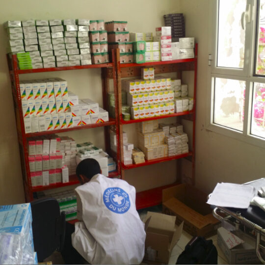Jemen: Ein Schrank mit Medikamenten in einer medizinischen Einrichtung von Ärzte der Welt. © Ärzte der Welt