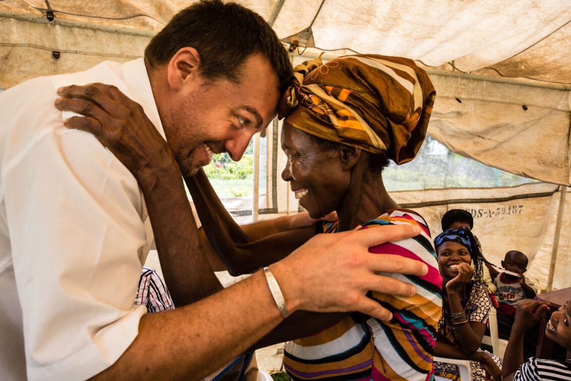 © Kristof Vadino Demokratische Republik Kongo: Ein Mitarbeiter von Ärzte der Welt und eine Patientin lächeln sich an. Ärzte der Welt leistet medizinische Hilfe u.a. für Frauen. © Kristof Vadino