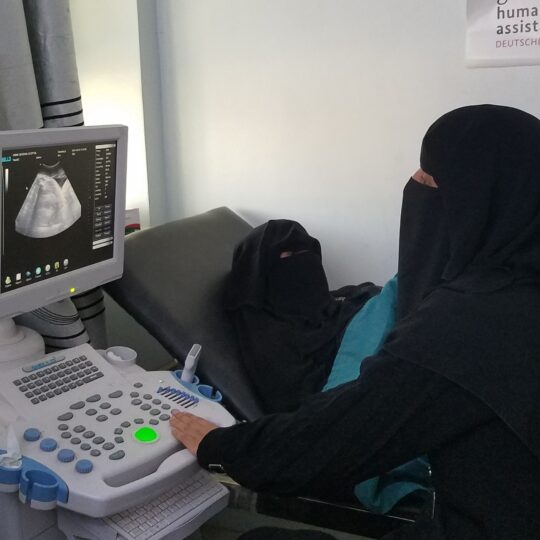 Jemen: Eine Frau untersucht eine Patientin bei einer Ultraschalluntersuchung. © Ärzte der Welt