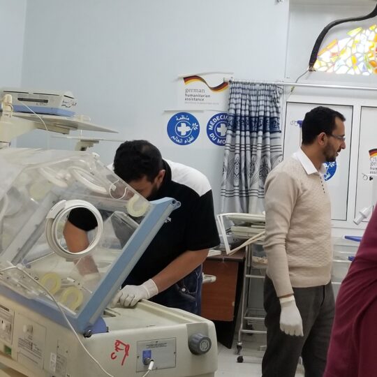 Drei Männer an der Arbeit in einer medizinischen Einrichtung. © Ärzte der Welt