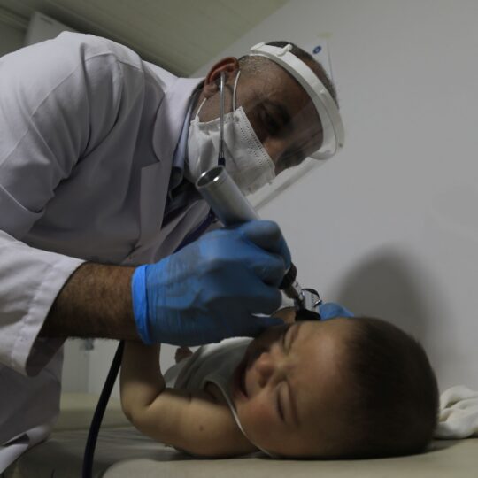 Syrien: Ein Baby wird von einem Arzt behandelt. Ärzte der Welt leistet medizinische Hilfe für Kinder. © Ärzte der Welt