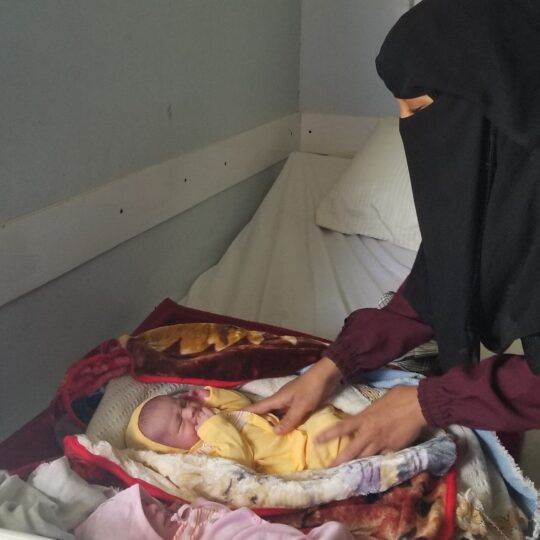 Jemen: Eine Frau schaut nach einem Neugeborenen in einer medizinischen Unterkunft von Ärzte der Welt. © Ärzte der Welt