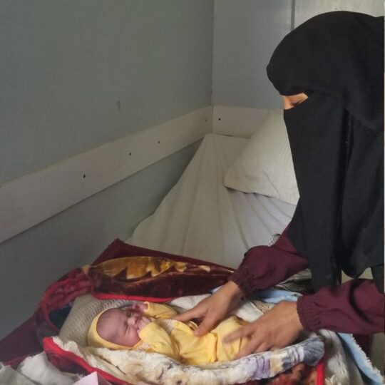 Jemen: Eine Frau schaut nach einem Neugeborenen in einer medizinischen Unterkunft von Ärzte der Welt. © Ärzte der Welt