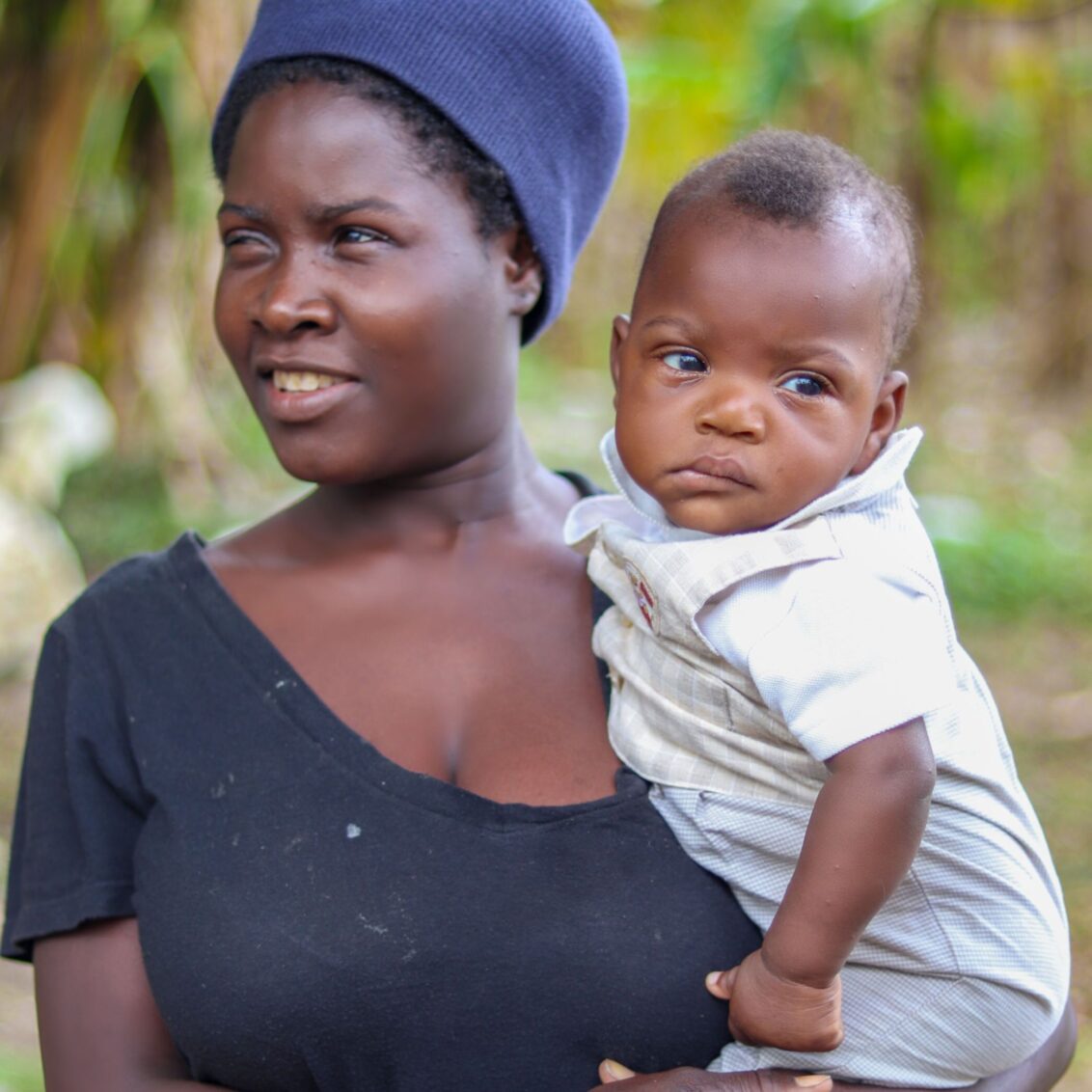 Haiti: Eine Frau hält ein Baby auf dem Arm. © Berthony Raymond
