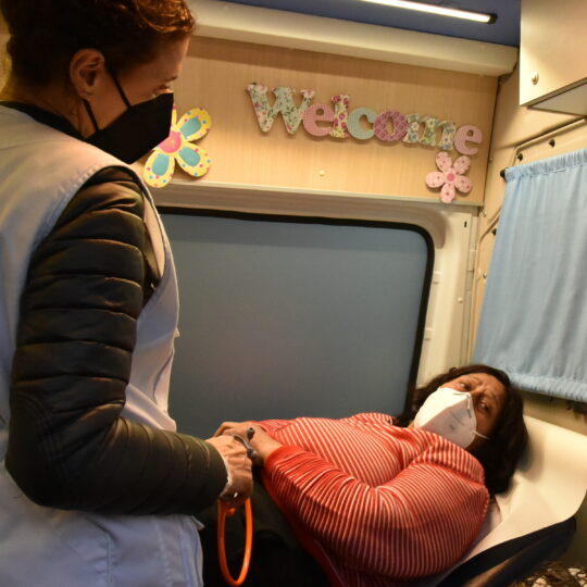 Eine Patientin bei einer Untersuchung in dem Behandlungsbus von Ärzte der Welt in München. © Chris Schmid