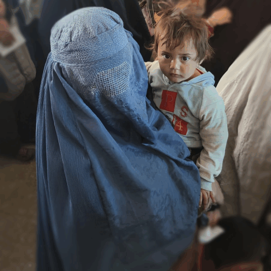 Afghanistan: Eine Mutter hält ihr Kind im Arm. © Nuria Díez Title-Tag: © Nuria Díez