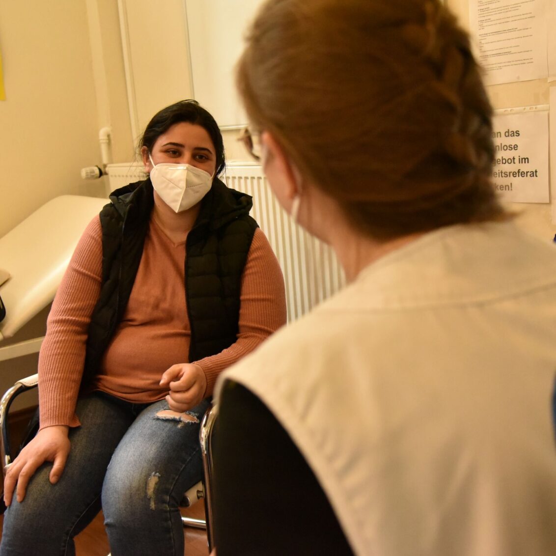 München: Patientin Laura-Lavinia Corbuneanu wird in der Hebammensprechstunde beraten. © Chris Schmid