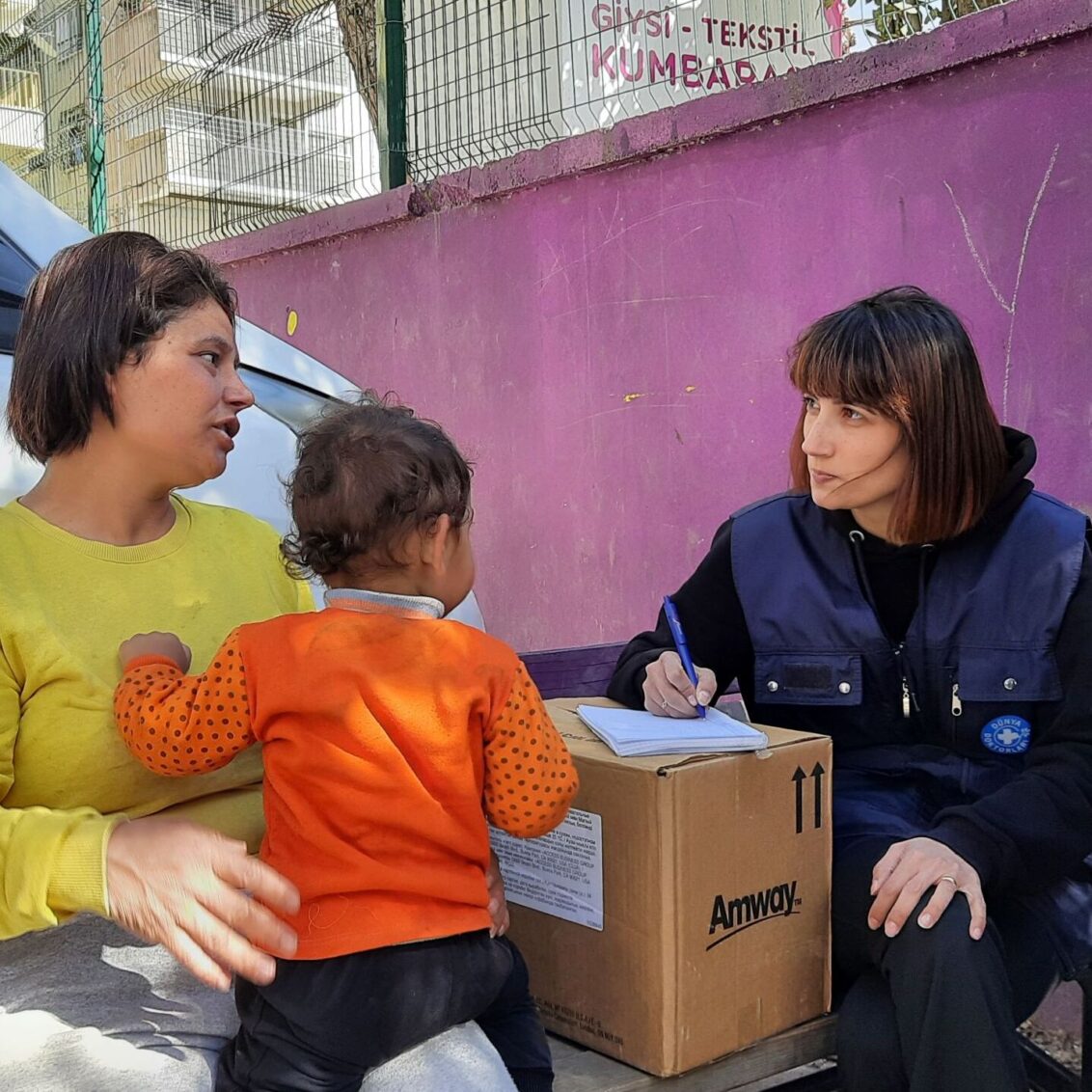 Türkei: Eine Patientin im Gespräch mit einer Mitarbeiterin von Ärzte der Welt. Nach dem Erdbeben 2023 leistete Ärzte der Welt medizinische und psychologische Nothilfe. © Ärzte der Welt
