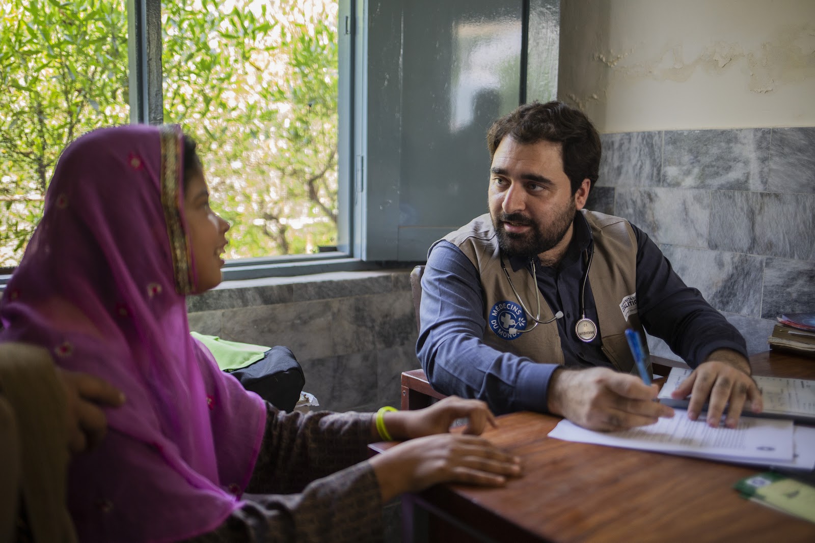 Ein Mitarbeiter von Ärzte der Welt im Gespräch mit einer Patientin in in Pakistan. Ärzte der Welt leistet medizinische Beratung. © Saiyna Bashir