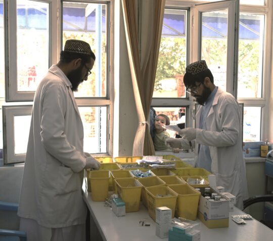 Afghanistan: Zwei medizinische Angestellte stehen vor einem Medikamentenvorrat in einer medizinischen Einrichtung von Ärzte der Welt. © Cyril Catalan