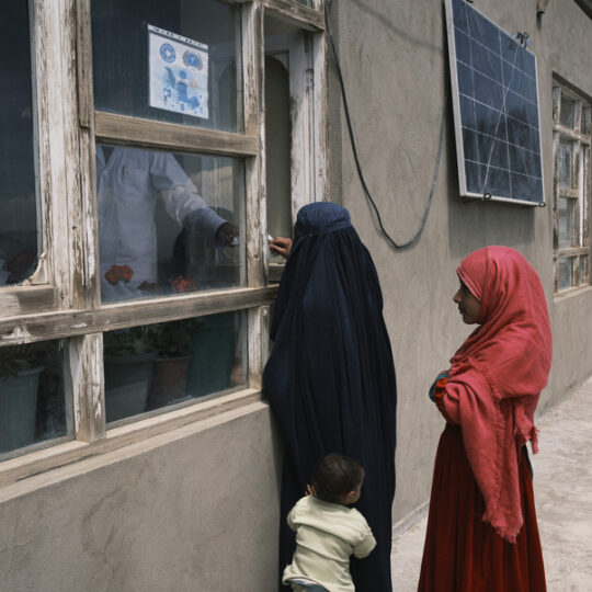 Alt-Tag: Afghanistan: Eine Frau erhält Medikamente bei einer Einrichtung von Ärzte der Welt. © Cyril Catalan