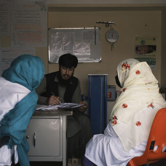 Zwei Frauen bei einer Sprechstunde in einer medizinischen Einrichtung von Ärzte der Welt. © Cyril Catalan