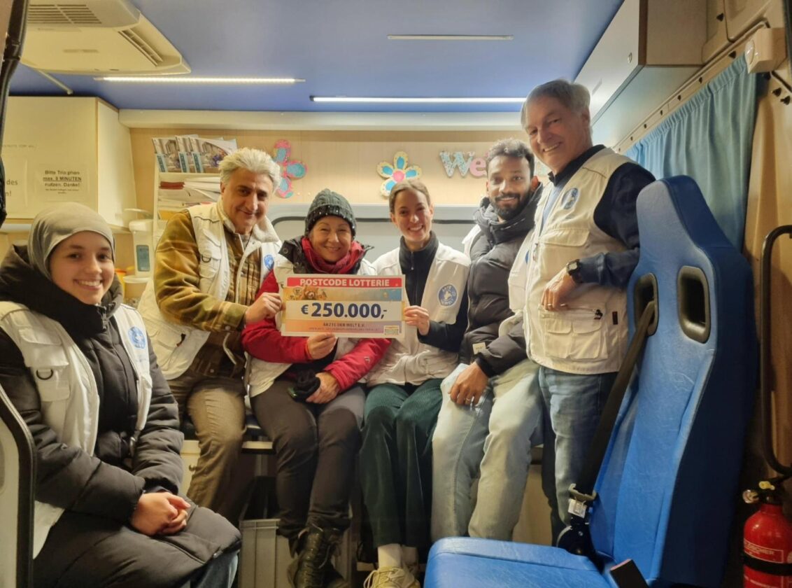 Erfolgreiche Übergabe des Spendenschecks der Postcode Lotterie im Behandlungsbus von Ärzte der Welt in München. © Ärzte der Welt 