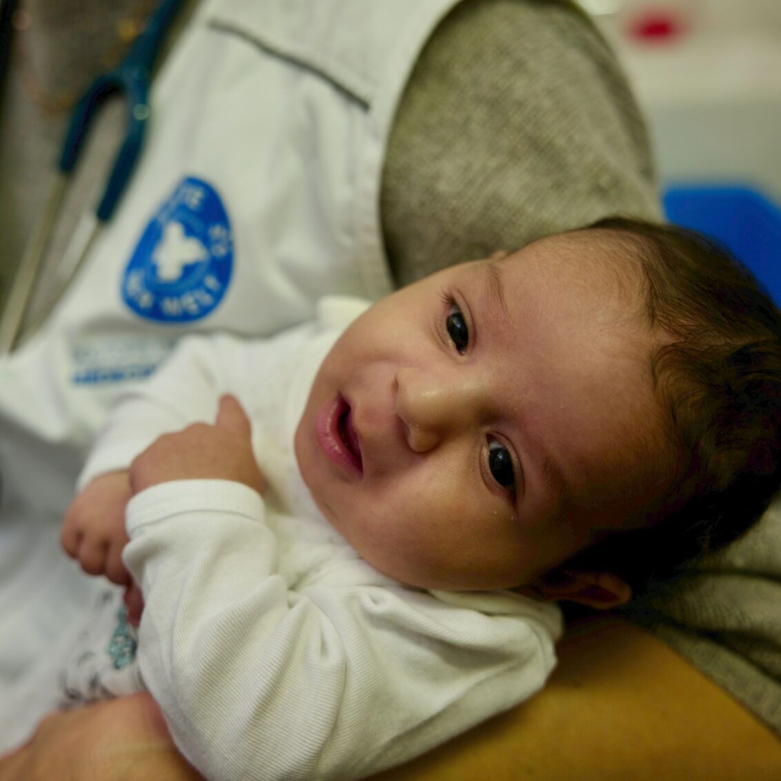  Deutschland: Eine Mitarbeiterin von Ärzte der Welt hält ein Baby auf dem Arm. © Till Mayer