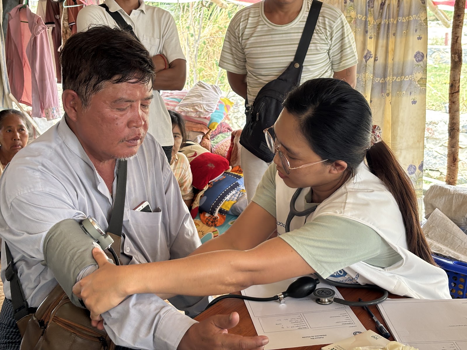 Myanmar: Eine Mitarbeiterin misst einem Patienten den Blutdruck. © Ärzte der Welt