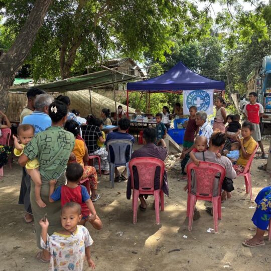 Myanmar: Eine Gruppe von Einwohner*innen bei einer mobilen Klinik von Ärzte der Welt, darunter viele Frauen und Kinder. © Ärzte der Welt