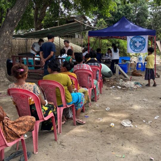 Myanmar: Mehrere Patientinnen sitzen in einer Schlange vor der mobilen Klinik. © Ärzte der Welt