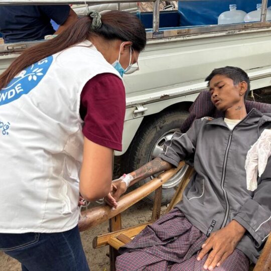 Myanmar: Eine Mitarbeiterin von Ärzte der Welt behandelt einen Patienten. © Ärzte der Welt