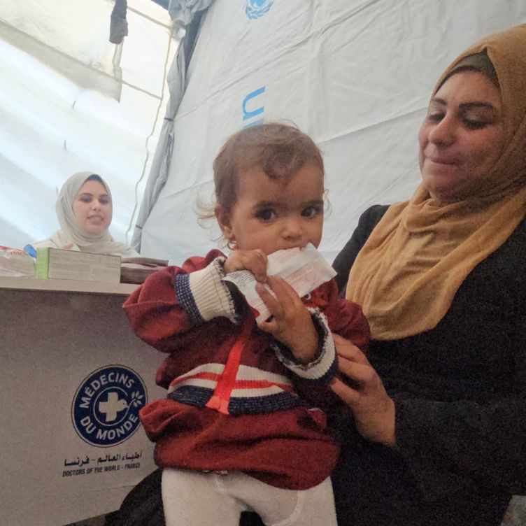 Gaza: Ein kleines Mädchen isst Spezialnahrung aus einer Packung, die von Ärzte der Welt bereitgestellt wurde. © Ärzte der Welt