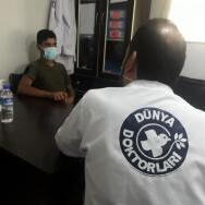 Abdul Rahim konsultiert den Arzt des Ärzte der Welt-Teams in Nordsyrien.  © Ärzte der Welt